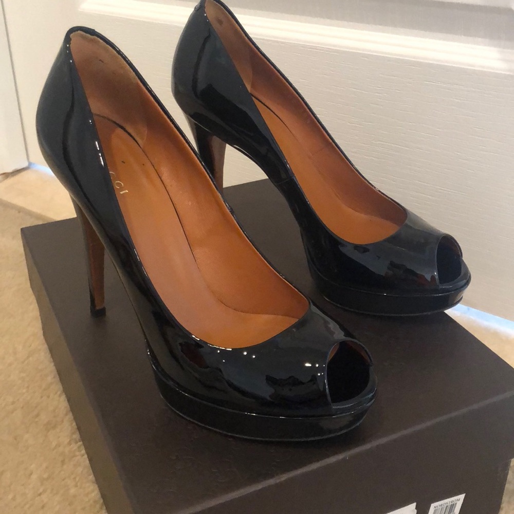 Gucci Vernice Crystal Nero peep toe pump
